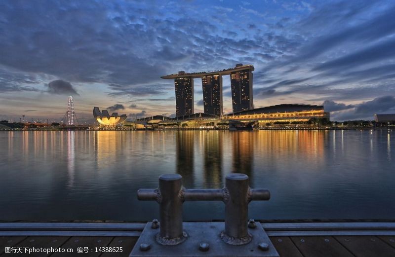建筑夜景外观新加坡湖景图片