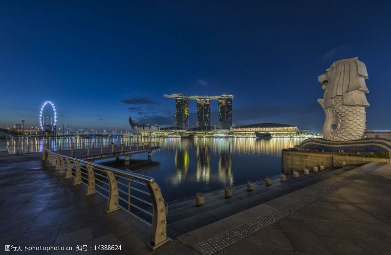 建筑夜景外观新加坡夜间鱼尾狮图片