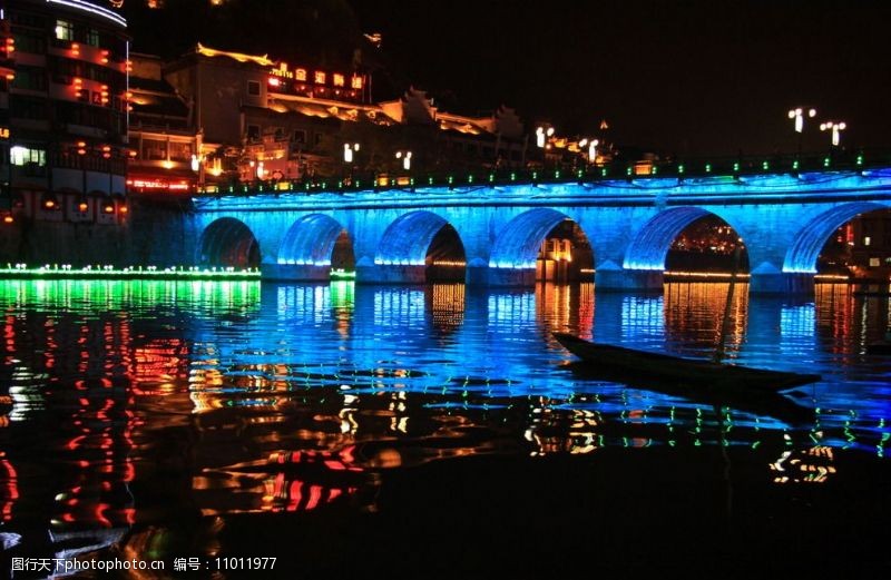 贵州镇远蓝色灯光孔桥图片