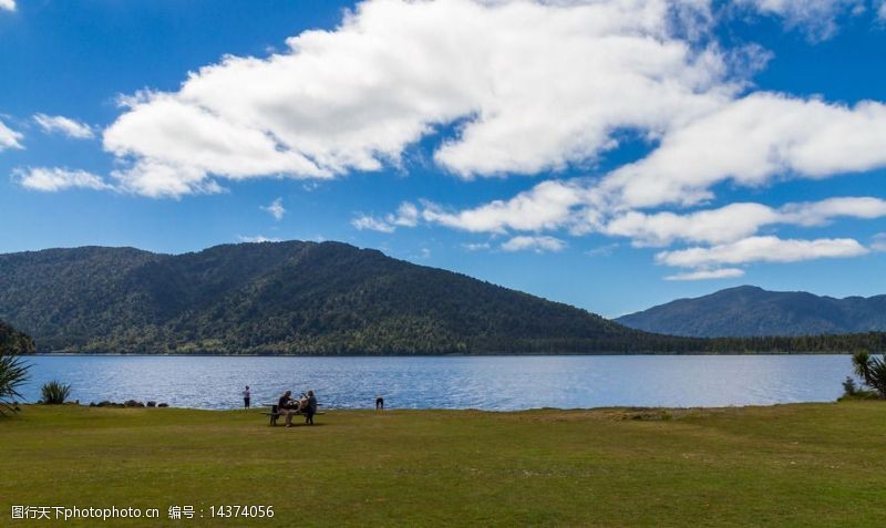 清澈新西兰瓦纳卡湖图片