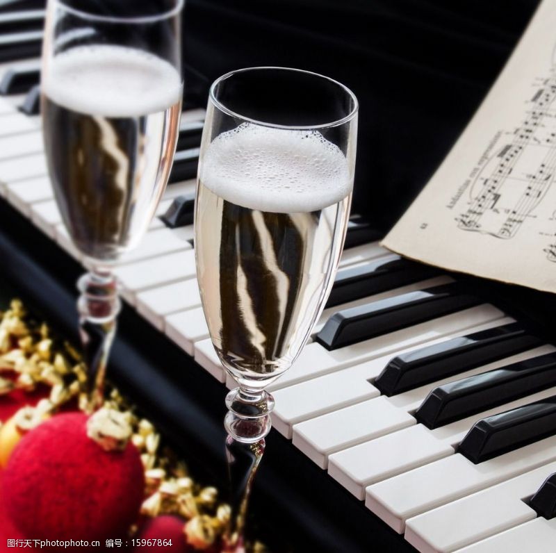 琴键圣诞彩球钢琴香槟图片