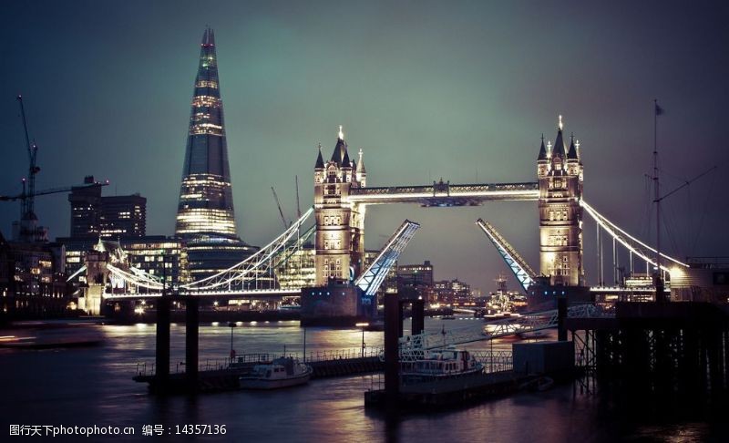 船只伦敦塔桥夜景图片