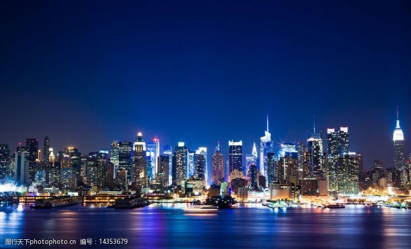 船只纽约曼哈顿夜景远眺图片
