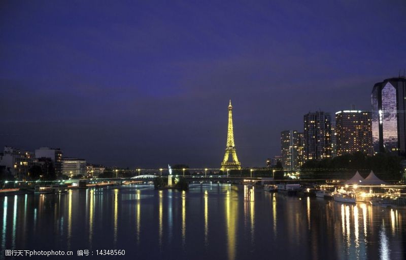 船只巴黎塞纳河夜景图片