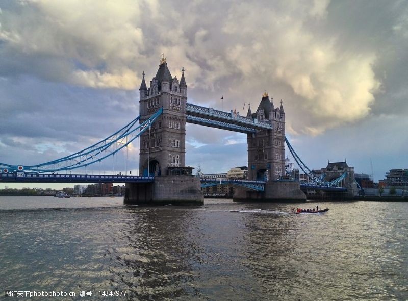 船只伦敦泰晤士河塔桥图片