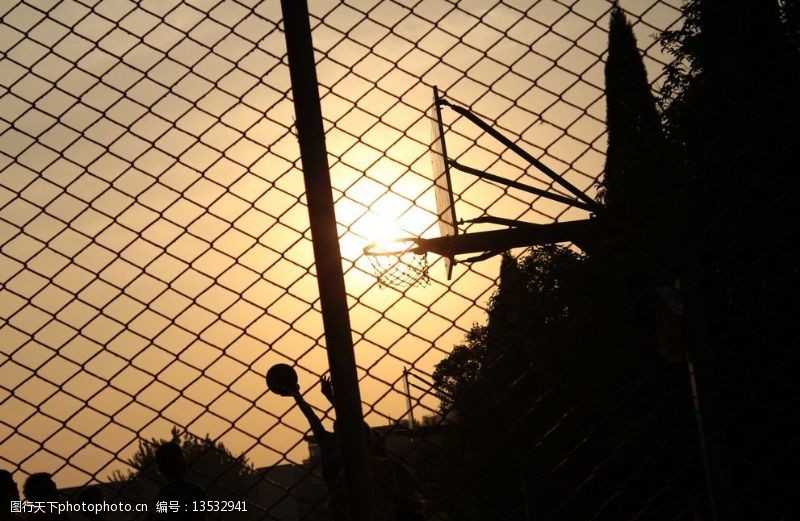 球场风景夕阳下的篮球场图片