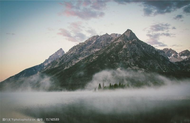 云雾缭绕仙山图片