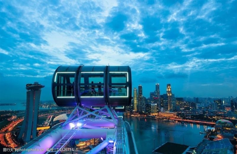 船只新加坡滨海湾黄昏俯瞰图片