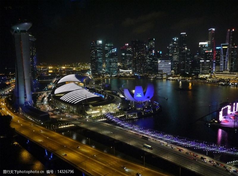 夜港新加坡滨海湾夜景俯瞰图片