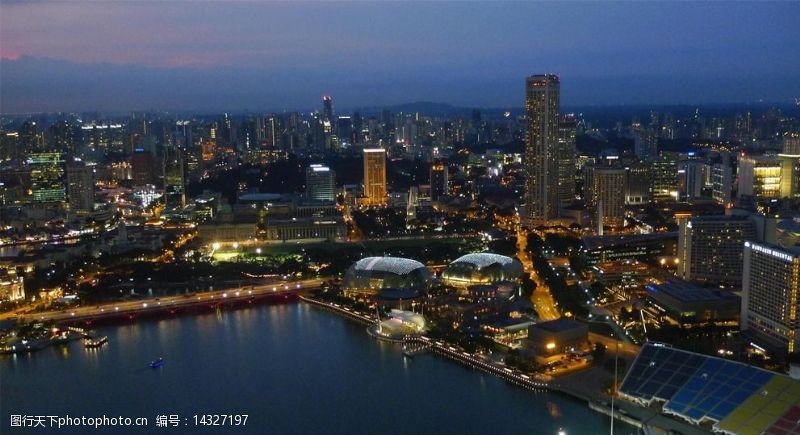 船只新加坡海滨湾夜景俯瞰图片