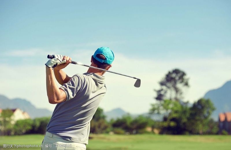 休闲高尔夫打高尔夫球的男士图片