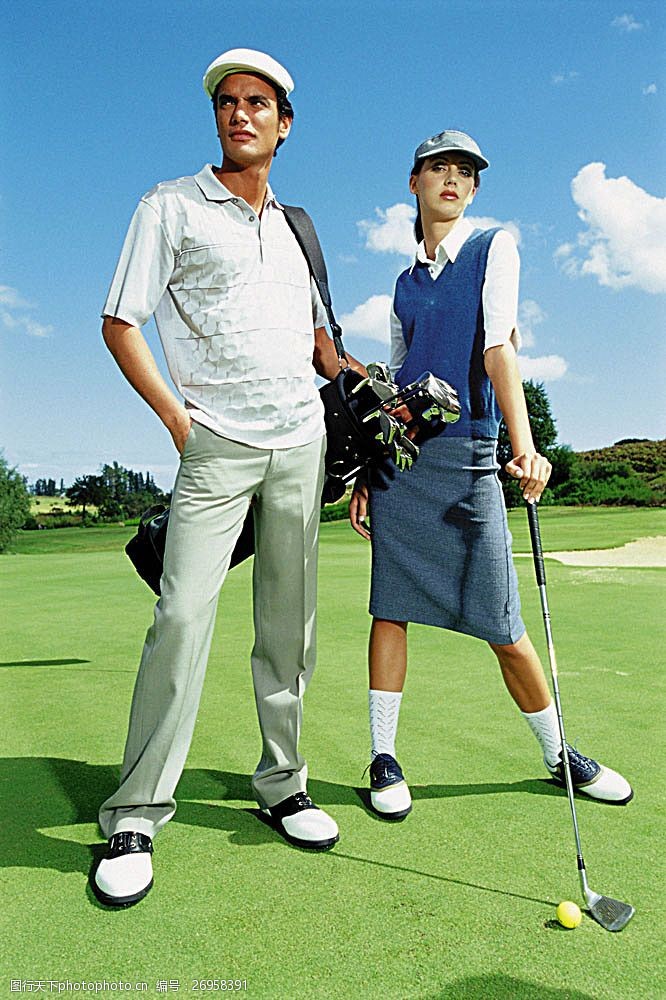 休闲高尔夫高尔夫球场上的外国男女