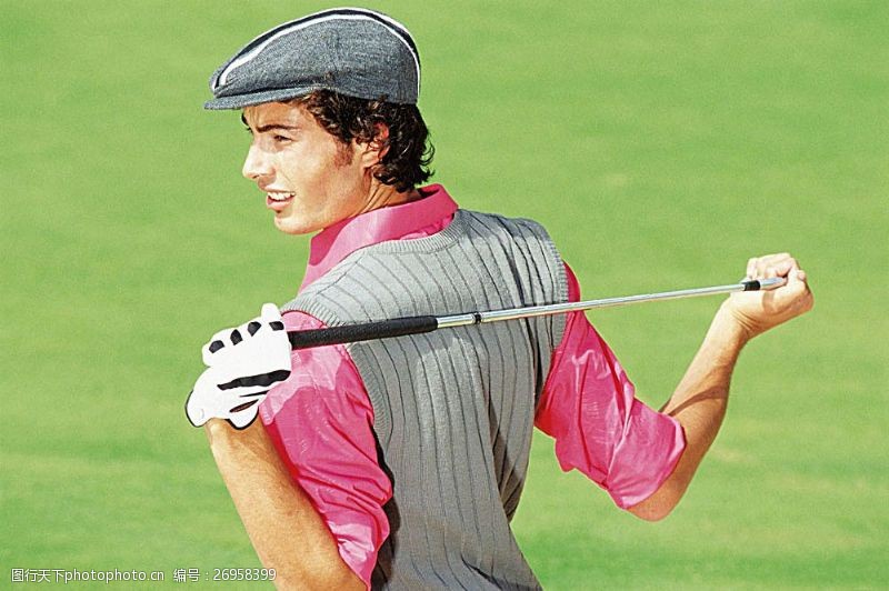 休闲高尔夫手握球杆的时尚男性