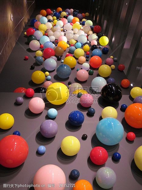 密集的球楼道里颜色各异大小不一的玻璃球