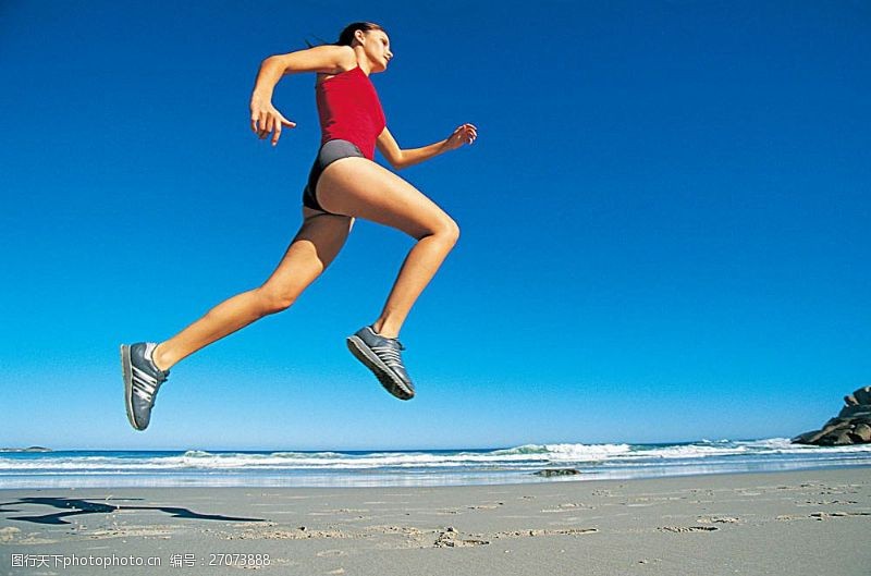 女性健康生活海滩上跑步的美女