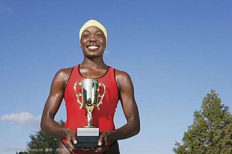 黑人冠军手捧奖杯的黑人女性运动员高清图片