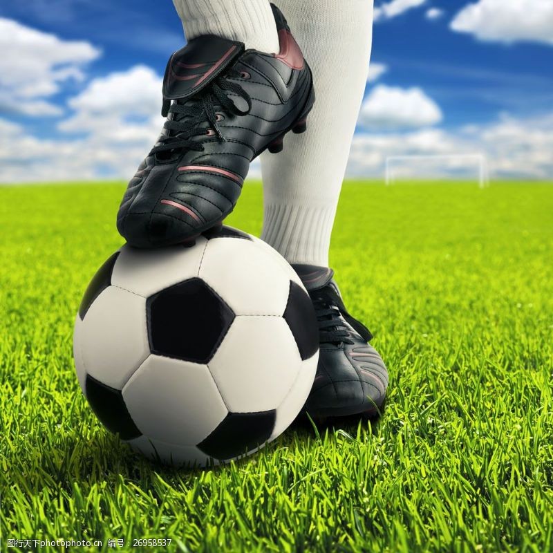 美女足球草地上脚踩在足球上的运动员