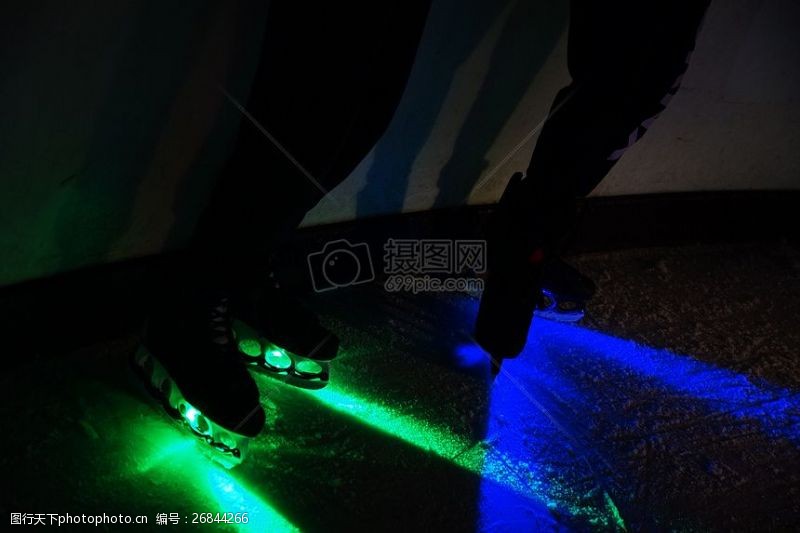 滑冰鞋光影冰面上站着两个人