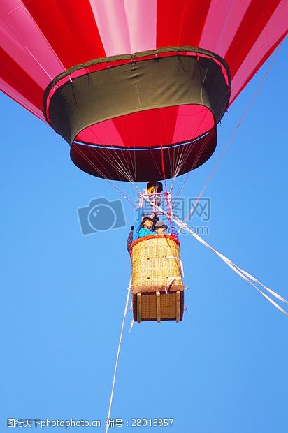 自由行乘坐热气球的游客