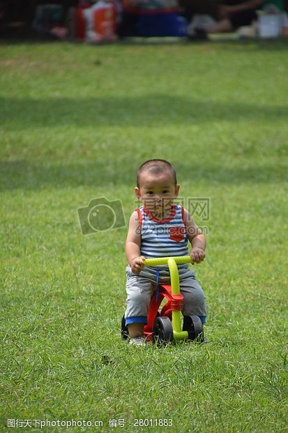学自行车的小孩草坪上玩耍的孩子