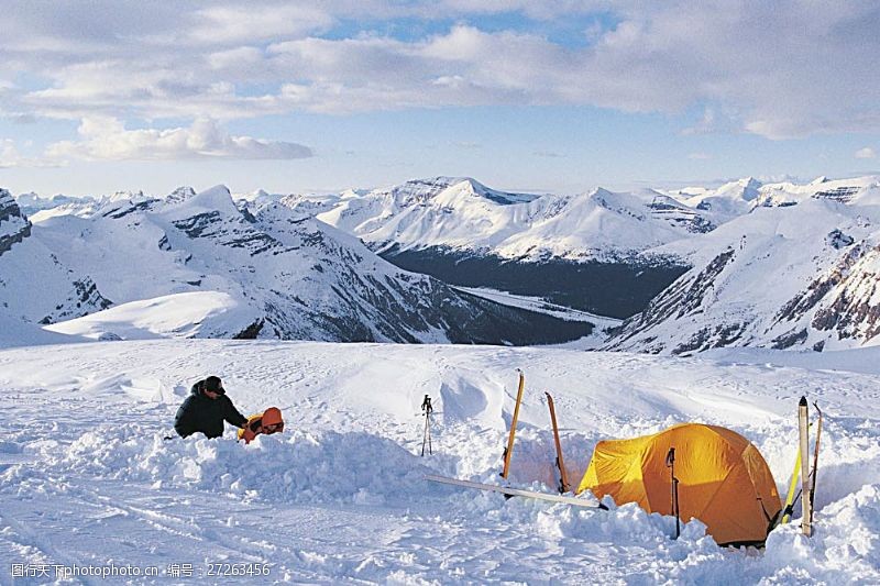 滑雪活动摄影雪地里的滑雪运动员高清图片