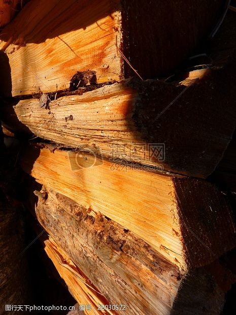 柴堆栈柴房里堆放的木材