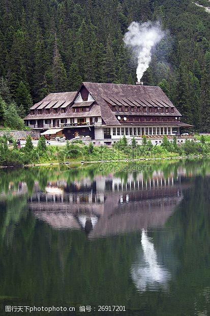 伐木湖边的小木屋