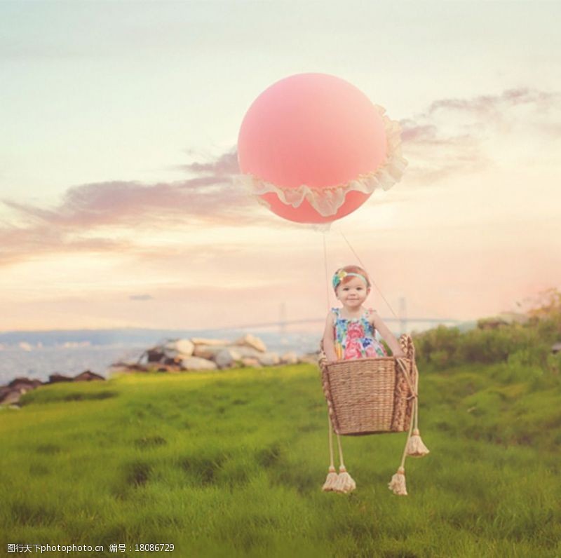 粉色美女绿色草地乘着气球的孩子图片