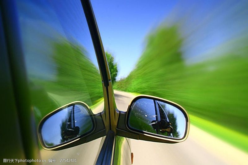 高速行驶中轿车反光镜