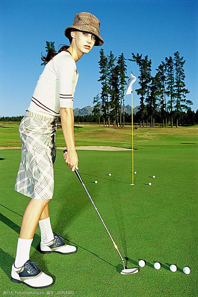贵族运动打高尔夫球的时尚美女