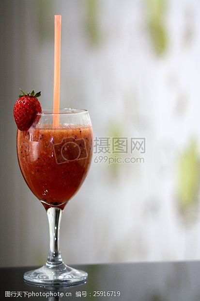 草莓汁液一杯草莓冰沙独立在镜头前