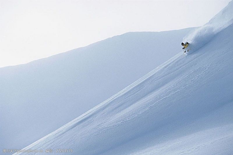 滑雪活动摄影雪山上的滑雪运动员高清图片