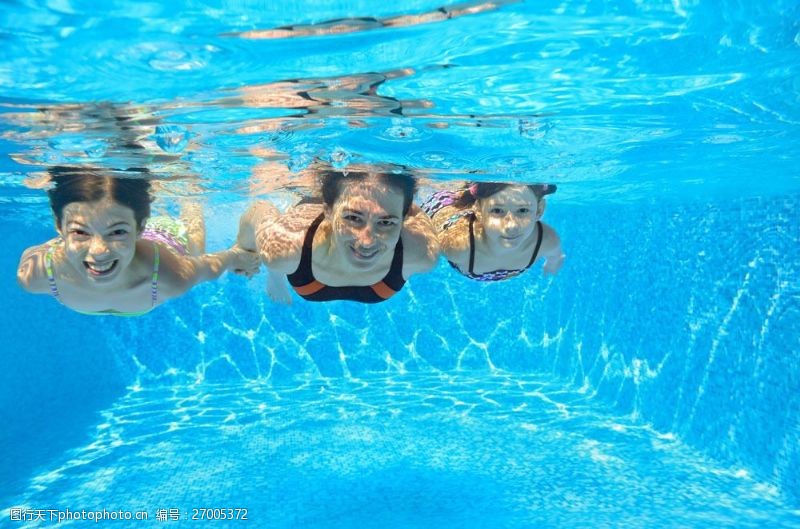 潜水运动游泳的美女与女孩