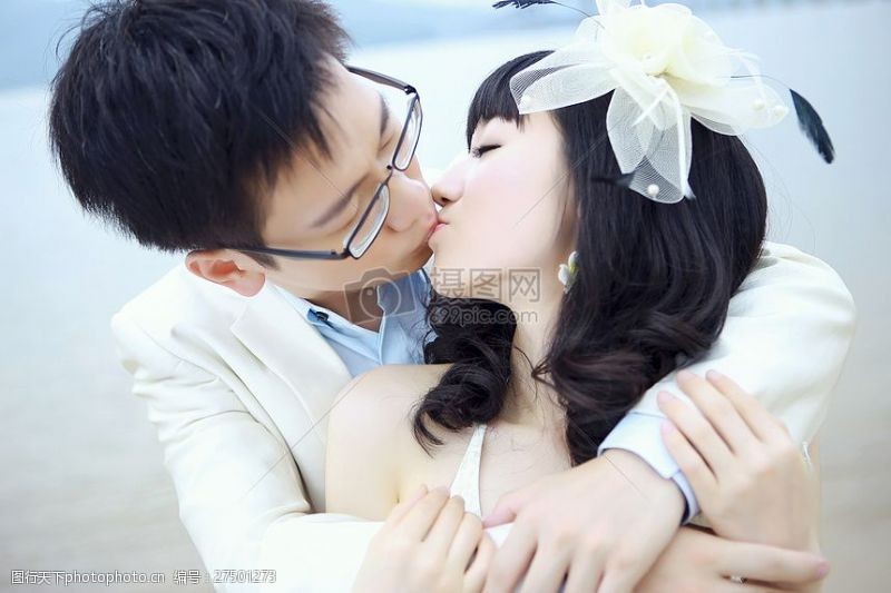 激情亚洲在海边亲吻的情侣