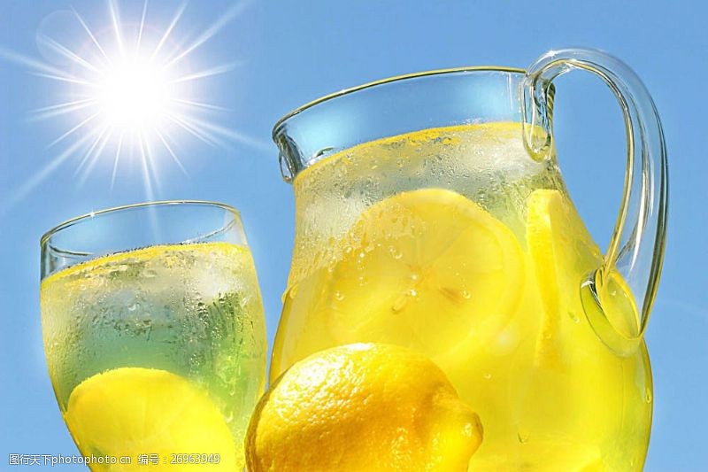 世界杯阳光下的柠檬与柠檬茶