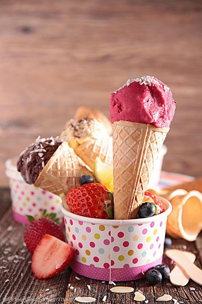 蓝莓冰淇淋甜筒