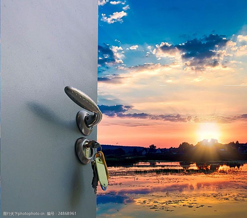 钥匙开锁黄昏美景与门锁钥匙
