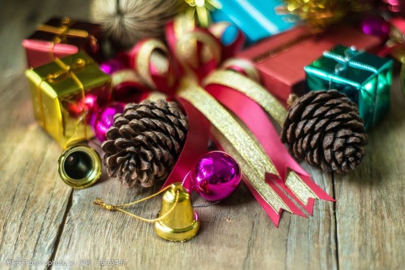 彩色的礼盒彩色的圣诞树装饰品