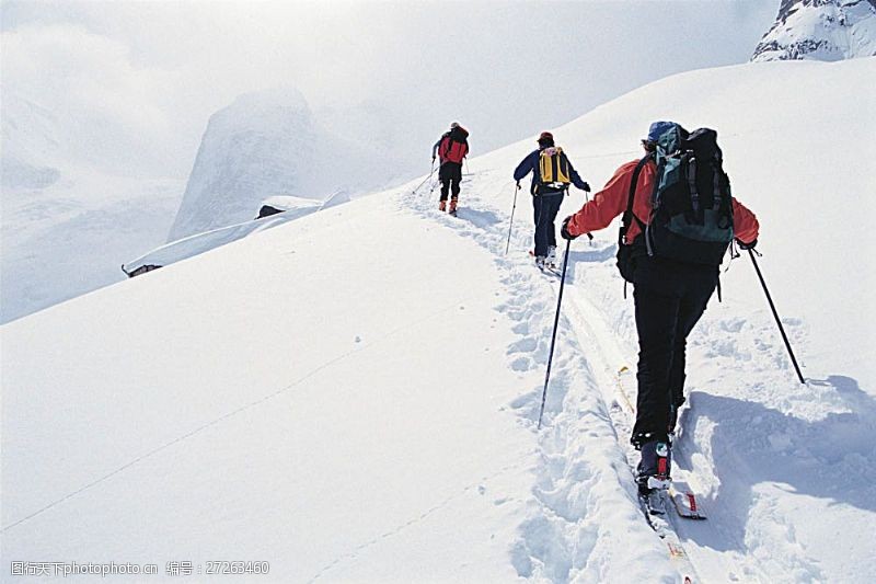 滑雪活动摄影登山的滑雪运动员摄影高清图片