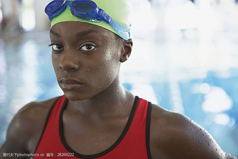 游泳比赛黑人游泳运动员高清图片
