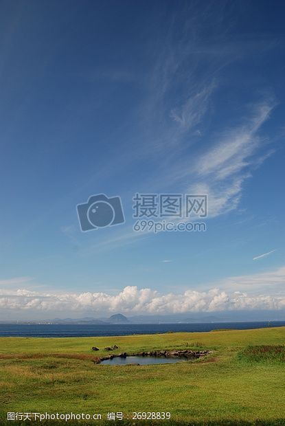 济州岛蓝天白云下的美景