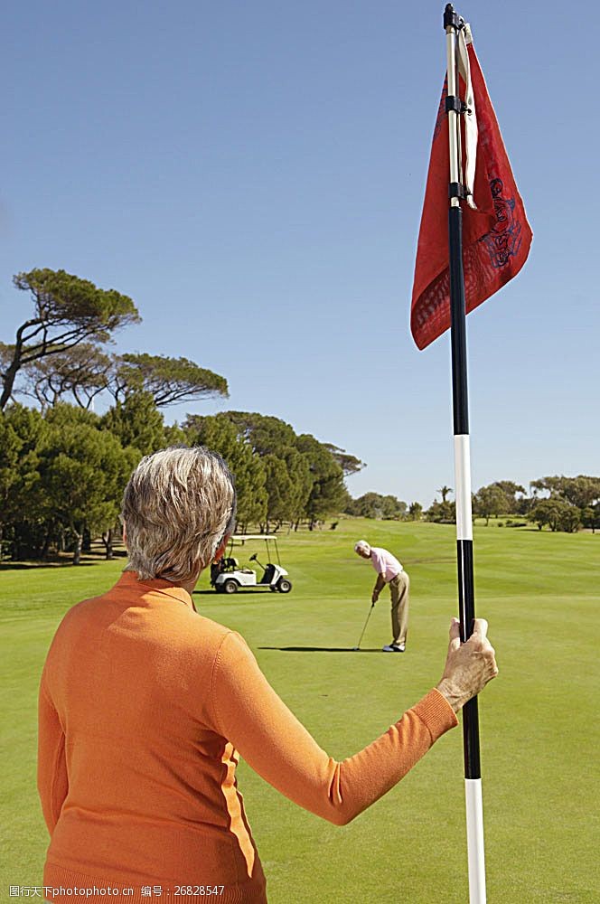 休闲高尔夫打高尔夫球的老人高清图片