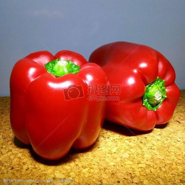 红红的辣椒两个红色的辣椒