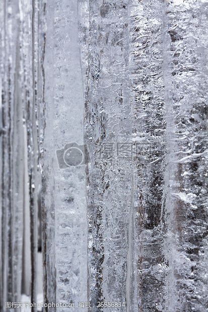 白色闪光寒冷冬季的冰柱