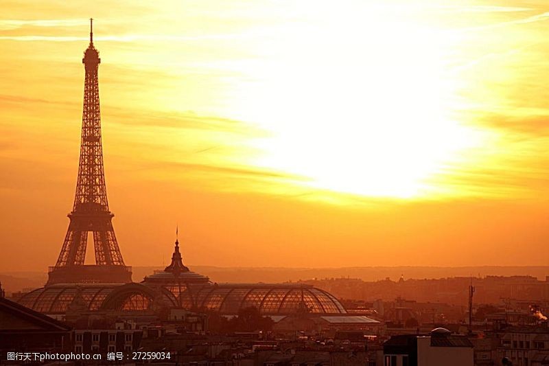 法国著名建筑黄昏时分的艾菲尔铁塔