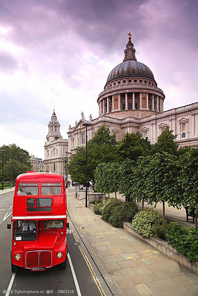 美国城市英国建筑与红色公交