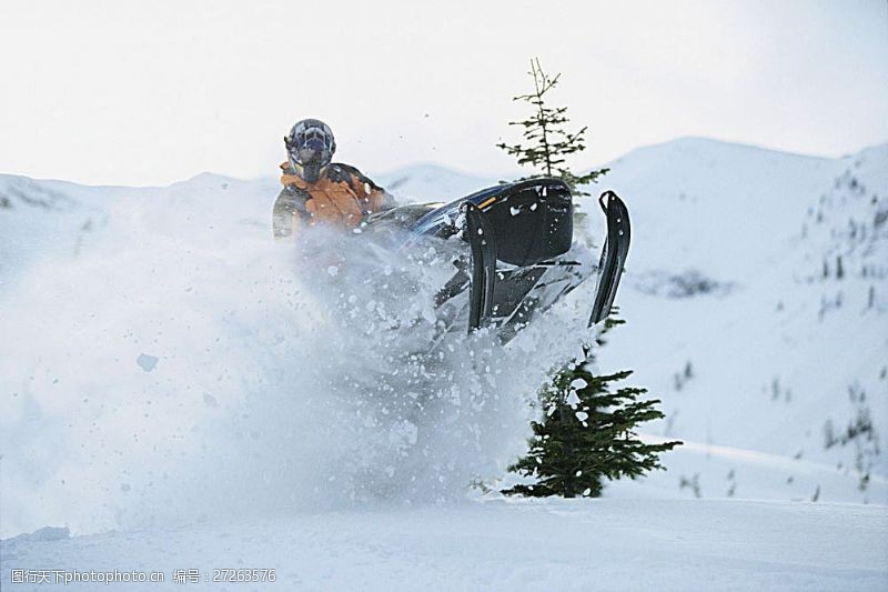 滑雪活动摄影开雪地摩托的运动员高清图片