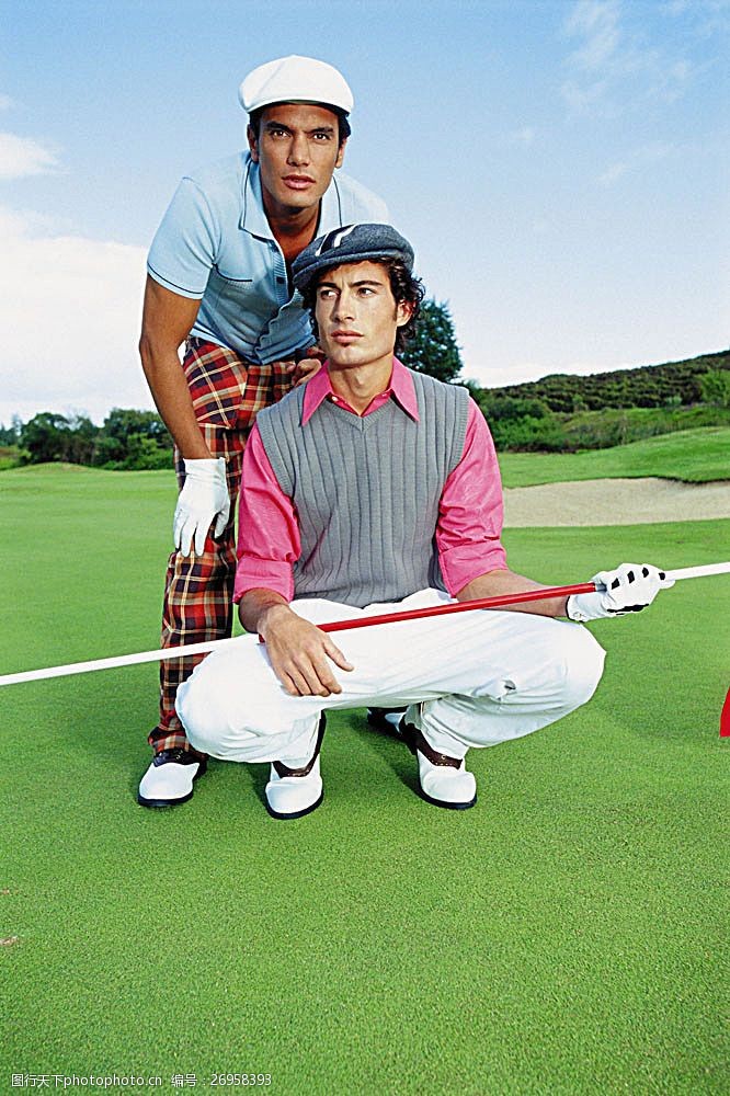 休闲高尔夫高尔夫球场上的时尚男人
