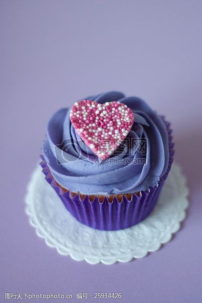 甜品点心特写紫色蛋糕和心形糖果