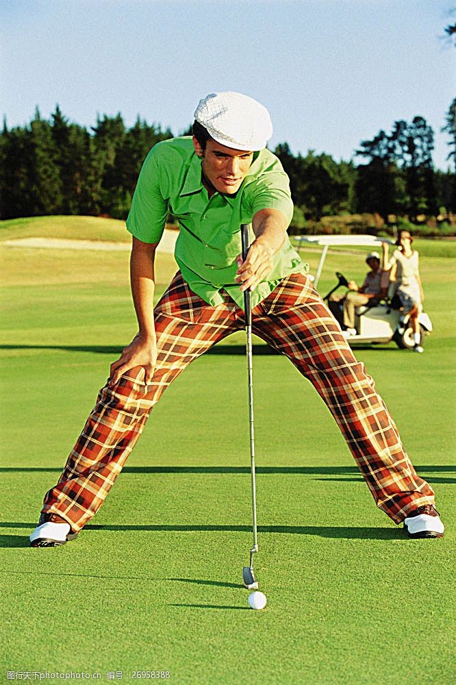 休闲高尔夫打高尔夫球的时尚男人